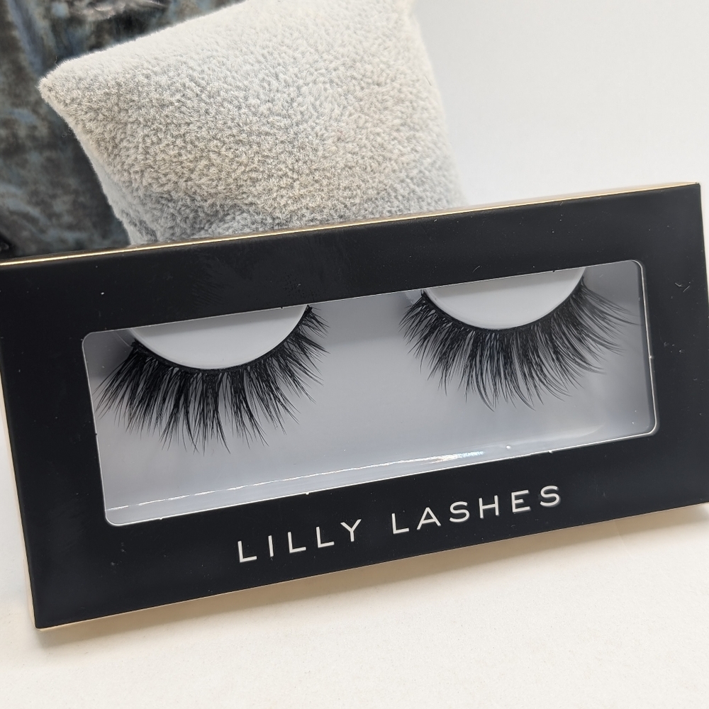 Lilly Lashes Dramatic Black Voluminous Lashes